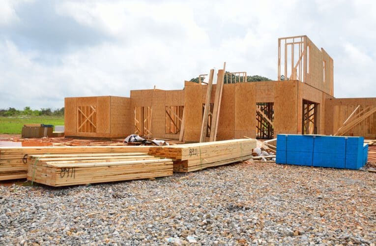 W jaki sposób klejone drewno konstrukcyjne klejone wpływa na trwałość budynku?