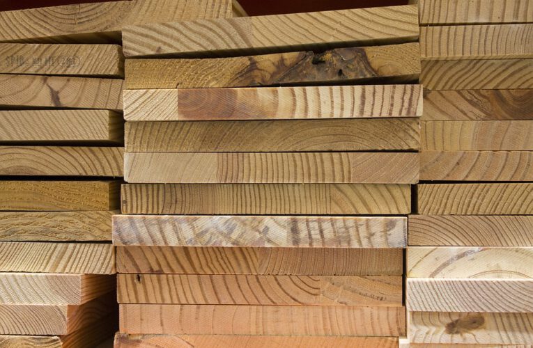 Jakie rodzaje klejonego drewna konstrukcyjnego są dostępne na rynku i jak je wybrać?