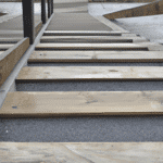 Jak zamontować drewniane schody na betonie - poradnik krok po kroku