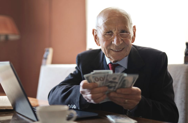 Wypłata emerytury: Czy jest lepsza metoda – wypłata z góry czy z dołu?