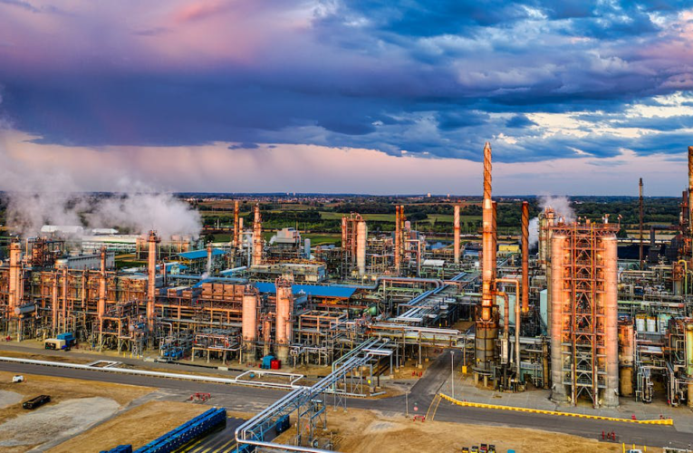 „Wzrost i wyzwania: Poznaj tajniki przemysłu petrochemicznego”