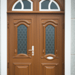 Jak wybrać najlepsze drzwi wejściowe do domu z drewna?